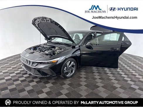 Certified 2025 Hyundai Elantra Sport image 12