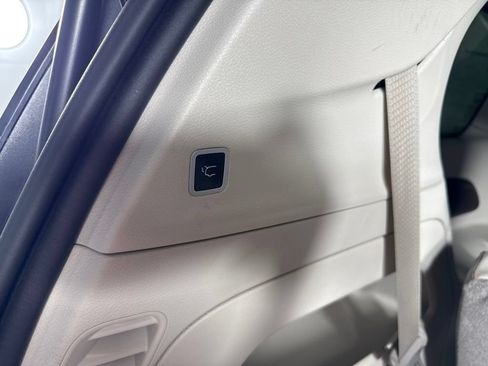 Used 2017 Chrysler Pacifica Touring-L FWD image 28
