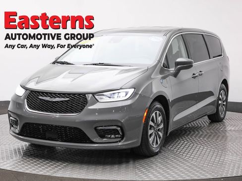 Used 2022 Chrysler Pacifica Touring-L FWD image 1