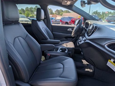 New 2027 Chrysler Pacifica Select FWD image 31
