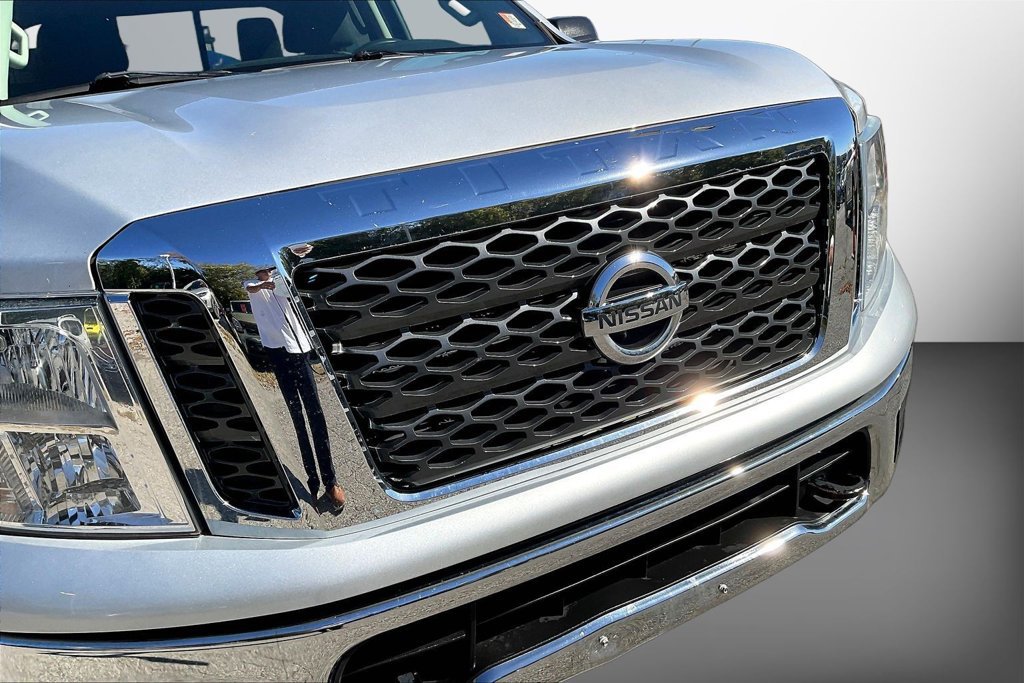 Used 2018 Nissan Titan SV AWD/4WD image 32