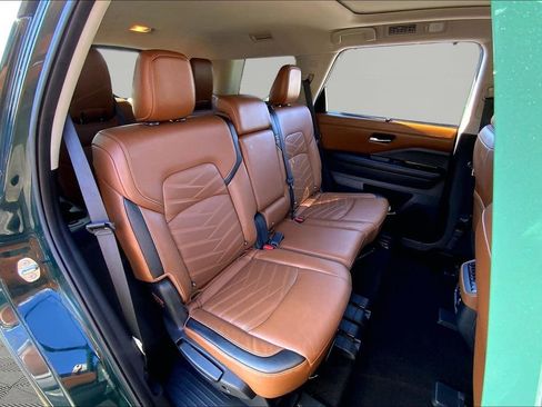 Used 2024 Nissan Pathfinder Platinum image 17