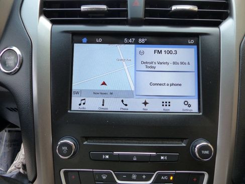 Used 2017 Ford Fusion SE w/ Equipment Group 201A FWD image 32