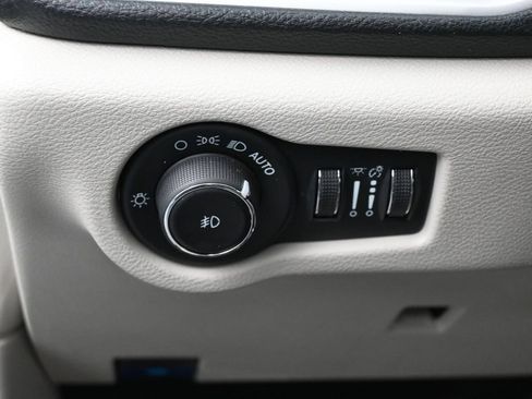 Used 2023 Chrysler Pacifica Touring-L FWD image 16