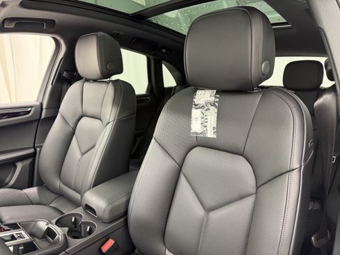 Certified 2026 Porsche Macan AWD/4WD image 34