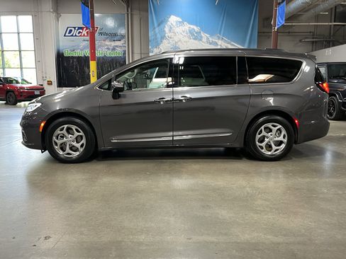 Used 2023 Chrysler Pacifica Limited FWD image 2