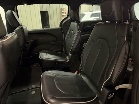 Used 2025 Chrysler Pacifica Limited FWD image 18