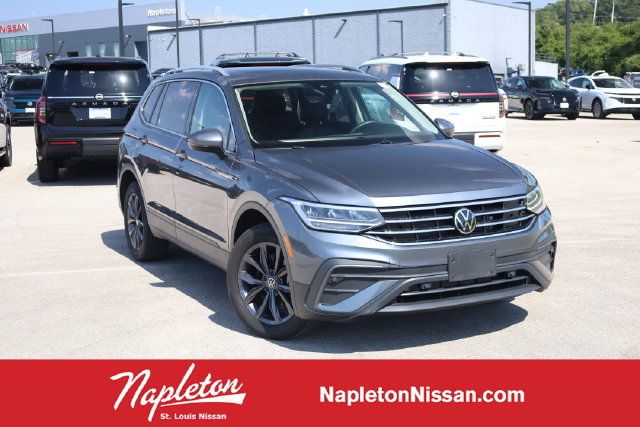Used 2023 Volkswagen Tiguan SE w/ Panoramic Sunroof Package FWD image 1