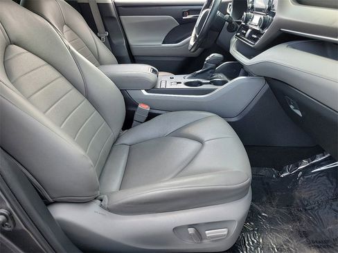 Used 2022 Toyota Highlander XLE image 22