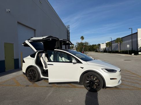 Used 2022 Tesla Model X image 32