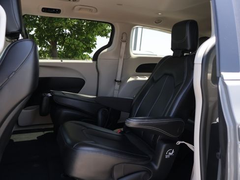 Used 2023 Chrysler Pacifica Touring-L FWD image 20