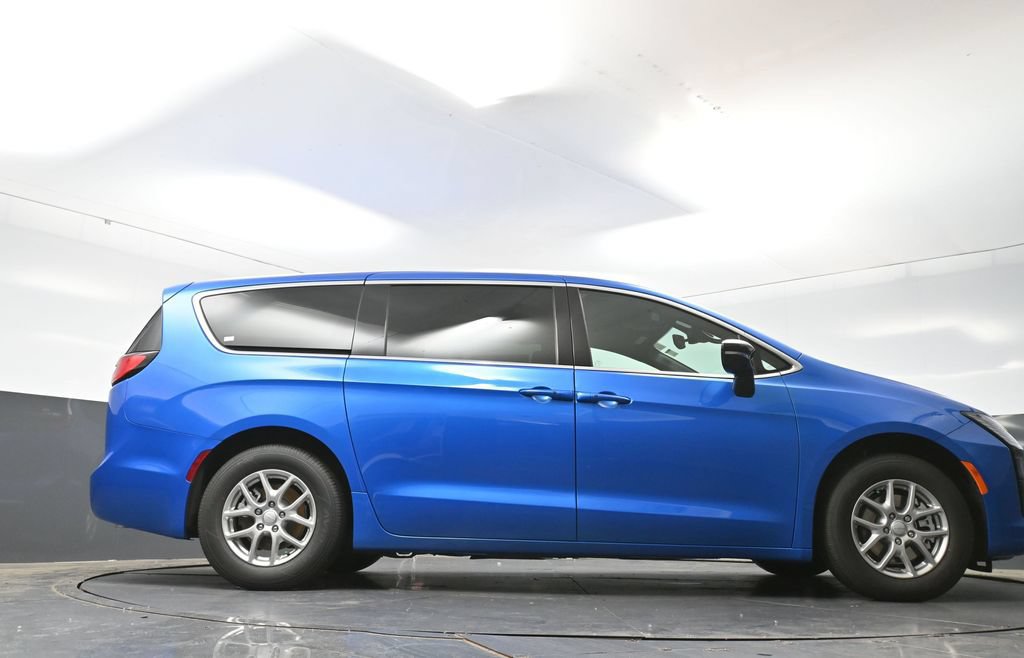 New 2027 Chrysler Pacifica Select w/ Family Tech Group FWD image 40