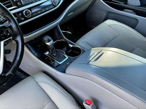 Used 2017 Toyota Highlander Limited Platinum image 16