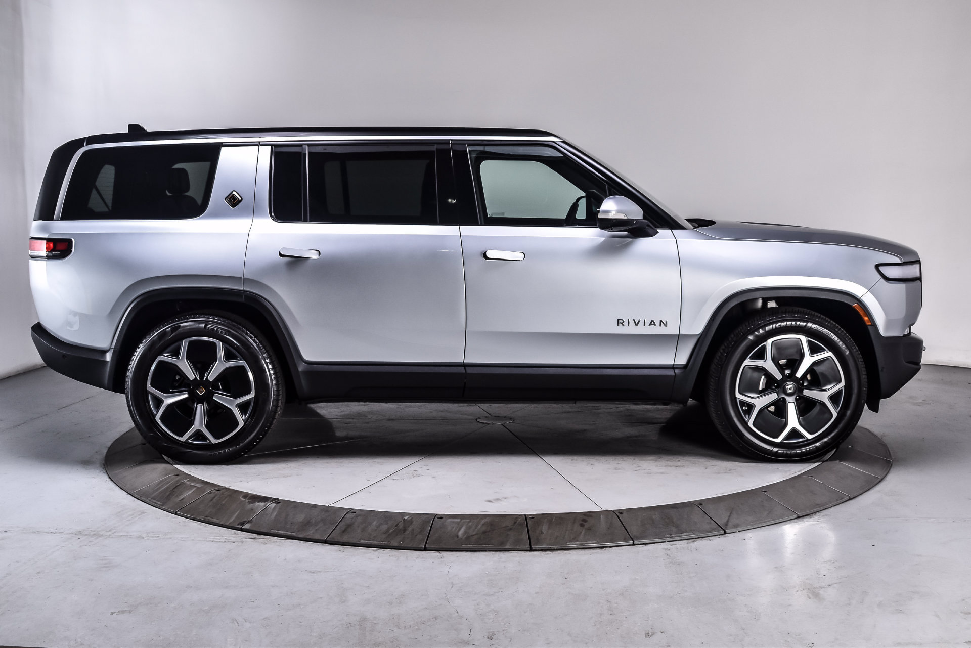 Used 2024 Rivian R1S Adventure Dual AWD/4WD image 7
