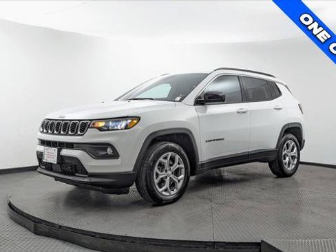Used 2024 Jeep Compass Latitude AWD/4WD image 2