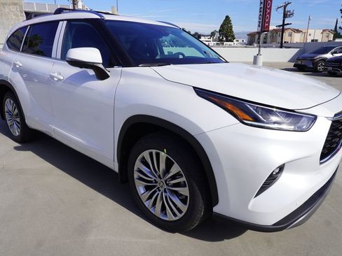 New 2026 Toyota Highlander Platinum image 4