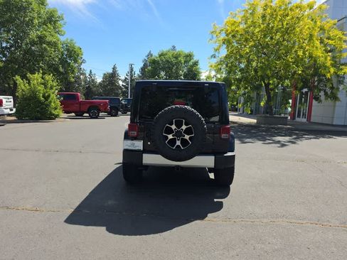 Used 2015 Jeep Wrangler Unlimited Sahara w/ Connectivity Group AWD/4WD image 4