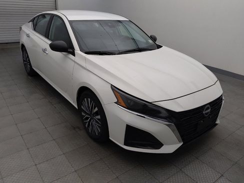 Used 2025 Nissan Altima 2.5 SV FWD image 13