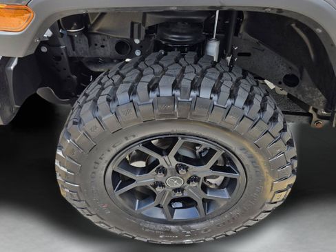 Used 2025 Jeep Gladiator Sport AWD/4WD image 9