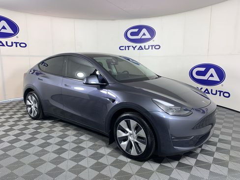 Used 2023 Tesla Model Y Long Range AWD/4WD image 1