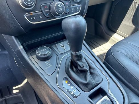 Used 2021 Jeep Cherokee Latitude Lux w/ Comfort/Convenience Group AWD/4WD image 19