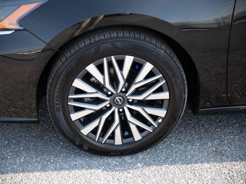 Used 2025 Nissan Altima 2.5 SV FWD image 9