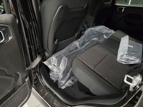 New 2025 Jeep Gladiator Mojave w/ Convenience Group image 31