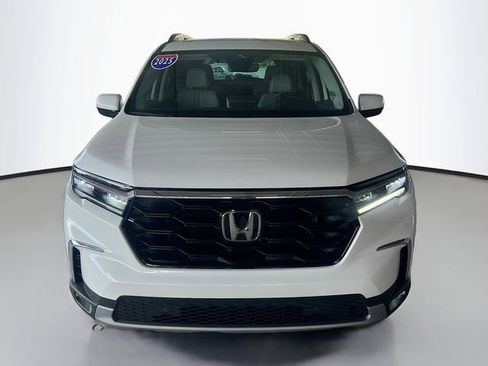 Used 2025 Honda Pilot Touring image 3