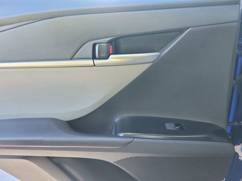 Used 2025 Toyota Camry SE image 9