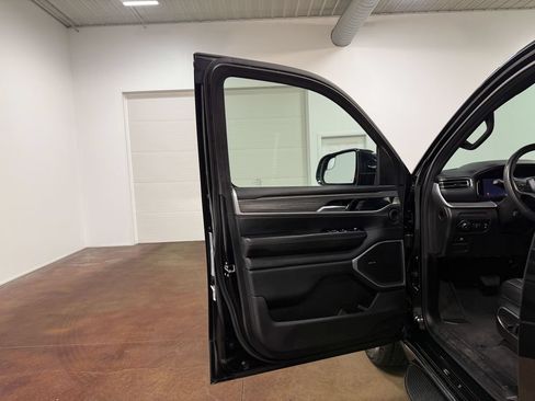 Used 2023 Jeep Wagoneer L Series II AWD/4WD image 57