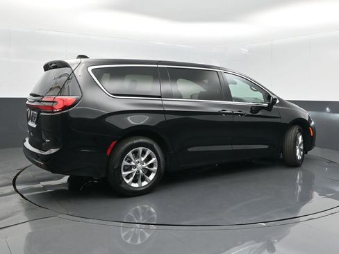 New 2026 Chrysler Pacifica Select image 7