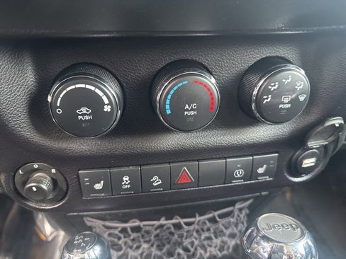 Used 2016 Jeep Wrangler Unlimited Rubicon image 26