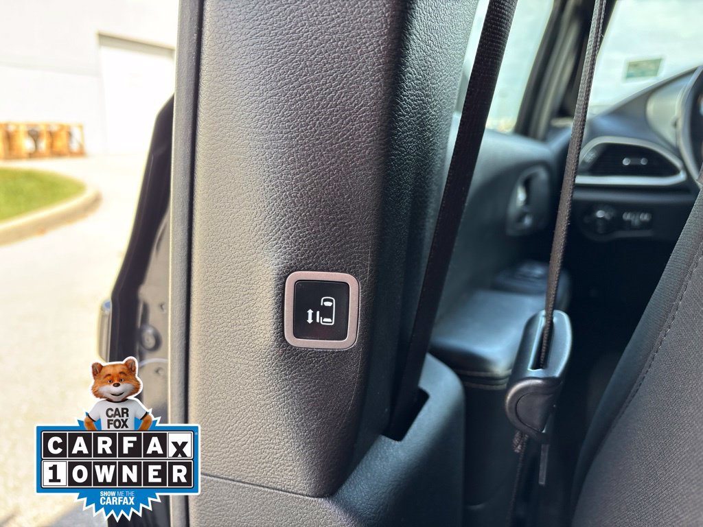 Used 2020 Chrysler Pacifica Touring w/ Advanced Safetytec Group FWD image 17