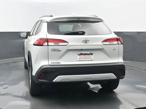 Used 2023 Toyota Corolla Cross LE w/ Moonroof Package image 4