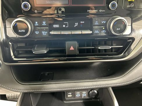 Used 2022 Toyota Highlander LE AWD/4WD image 16