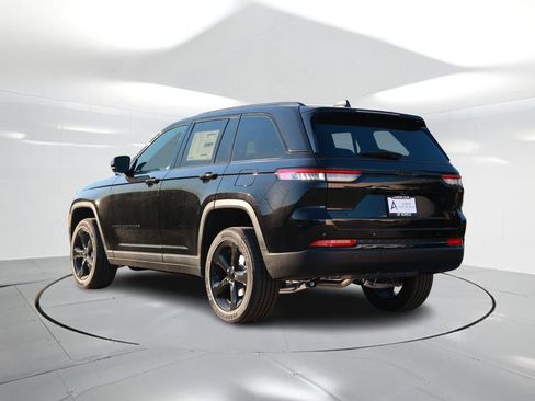 New 2025 Jeep Grand Cherokee Altitude image 2