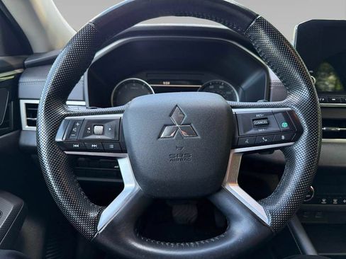 Used 2023 Mitsubishi Outlander SE AWD/4WD image 3