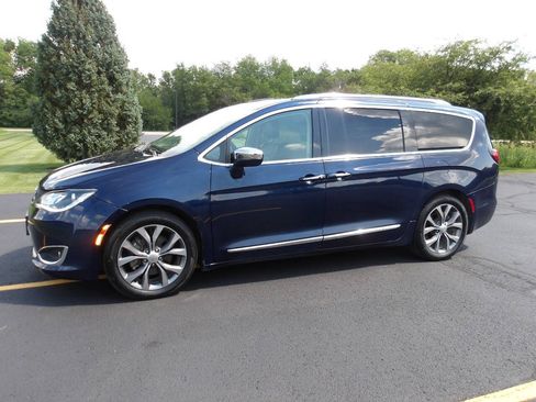 Used 2018 Chrysler Pacifica Limited FWD image 9