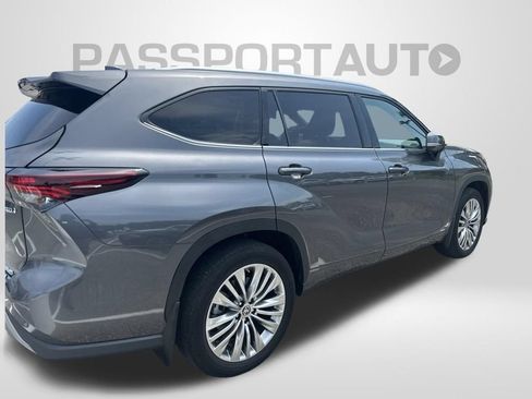 Used 2024 Toyota Highlander Platinum AWD/4WD image 8
