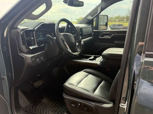 Used 2025 Chevrolet Silverado 2500 LT w/ Trail Boss Package image 2