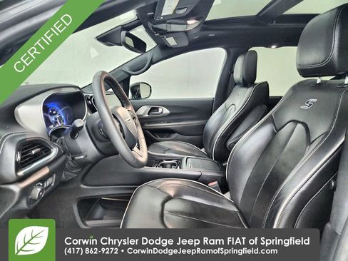 Certified 2025 Chrysler Pacifica Limited FWD image 18