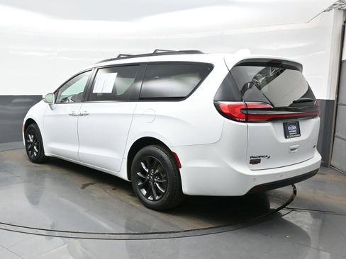 Used 2021 Chrysler Pacifica Touring-L w/ Uconnect Theater Family Group image 4