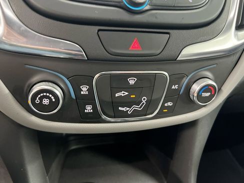 Used 2021 Chevrolet Equinox LS w/ LS Convenience Package FWD image 16