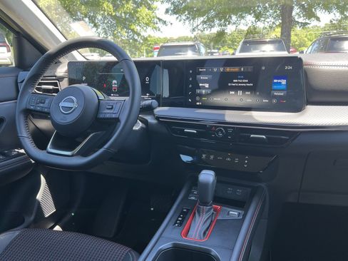 Certified 2025 Nissan Kicks SR AWD/4WD image 3