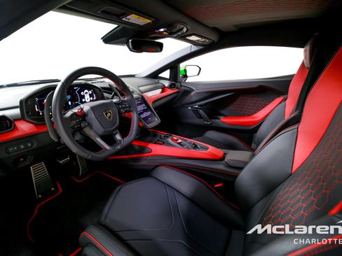 Used 2024 Lamborghini Revuelto image 12