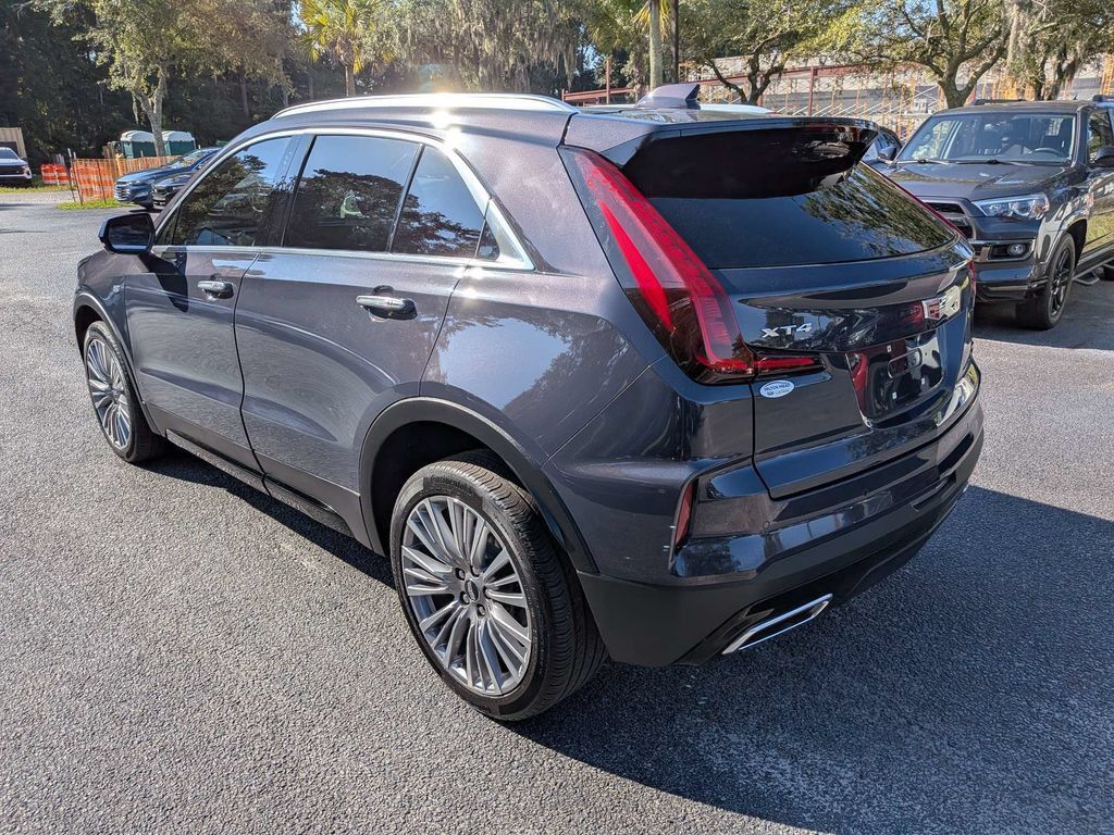 Used 2025 Cadillac XT4 Premium Luxury FWD image 4