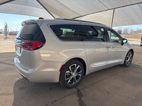 New 2026 Chrysler Pacifica Pinnacle image 6