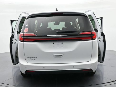 Used 2024 Chrysler Pacifica Touring-L FWD image 25
