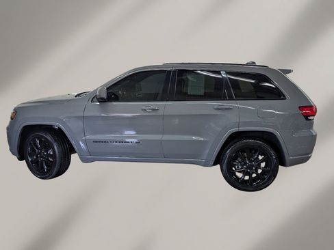 Used 2022 Jeep Grand Cherokee Laredo X image 3