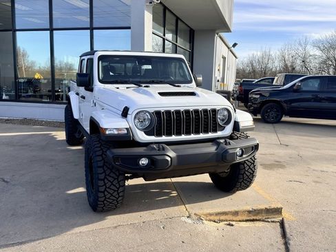 New 2025 Jeep Gladiator Sport image 2